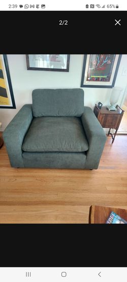 Chair oversized, no stains no tears