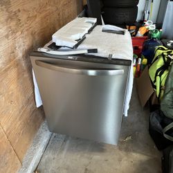 Frigidaire 24” Built-In Dishwasher – Top Control – Like New