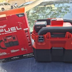 Milwaukee Shop Vacuum  With Battery 
