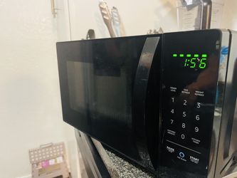 I am selling this microwave in good condition for $60