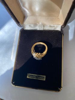 Lady’s very pretty cocktail ring
