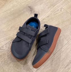 Wide toe boys shoes new