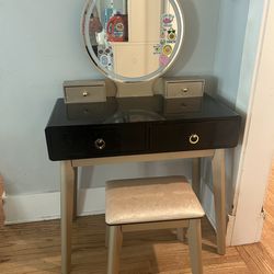 Makeup vanity