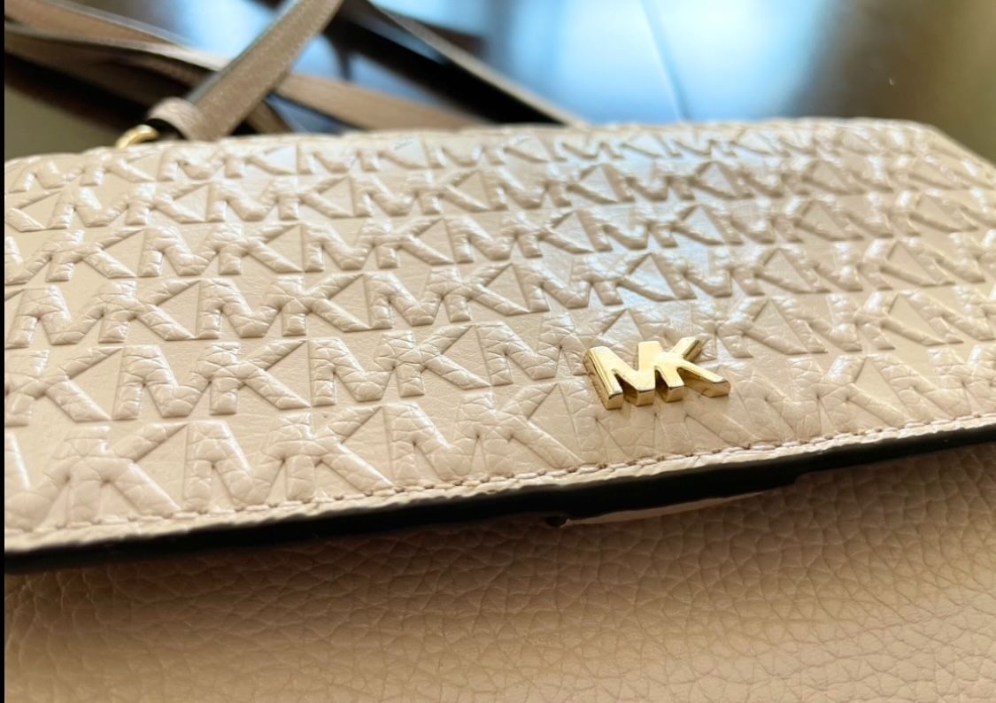 Michael Kors Pale Pink Jet Set Charm Phone Crossbody. Price Is FIRM