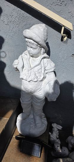 Garden decor statue