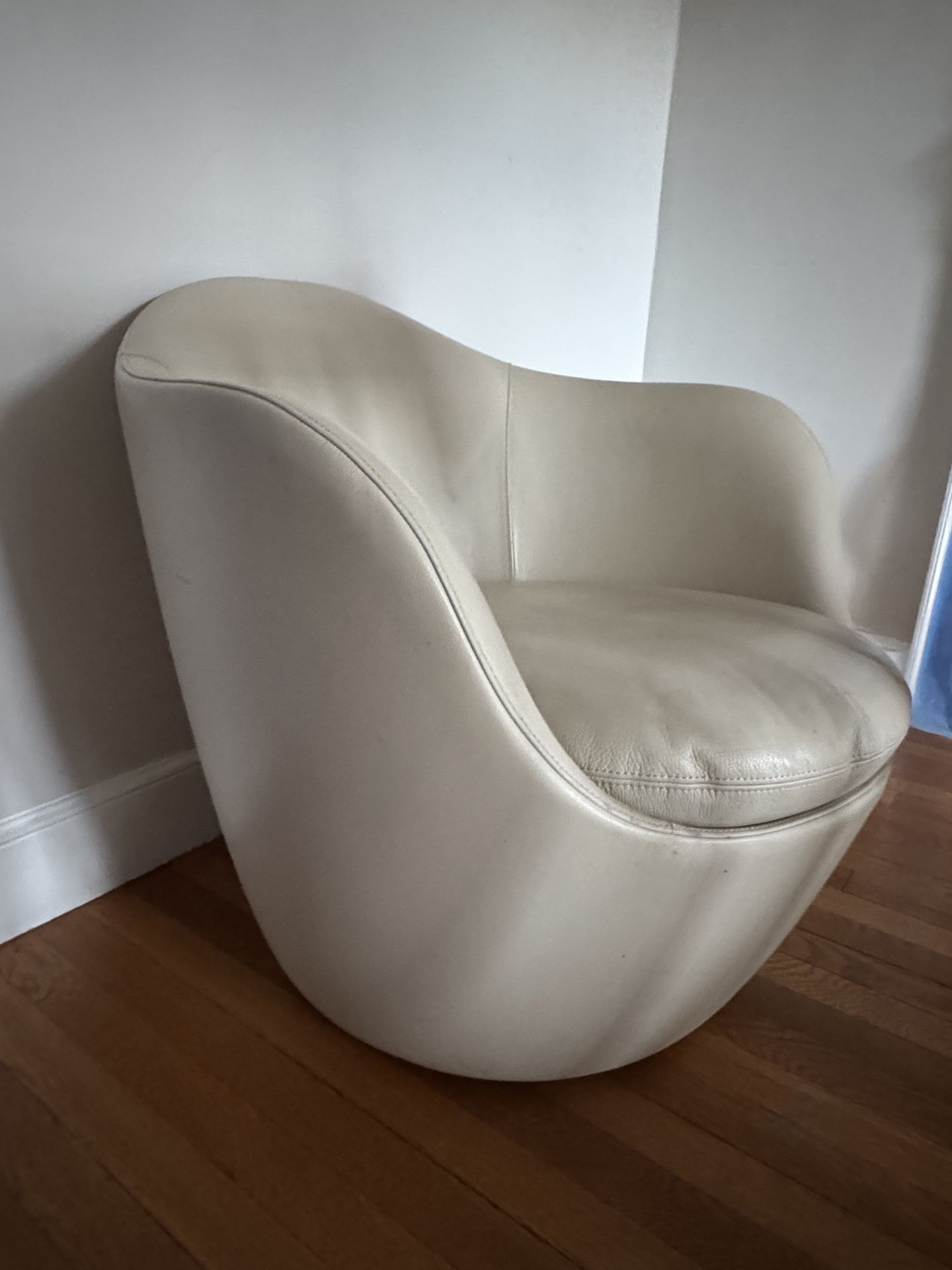 Design Within Reach Lína Swivel Chair 