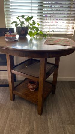 Beautiful tall table 36”high 42”wide And Chairs