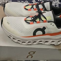 ONCLOUD SHOES SIZE 9.5 LIKE NEW 