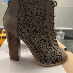 Womens Gray Boots Size 7 (4.5 Inch Heels)