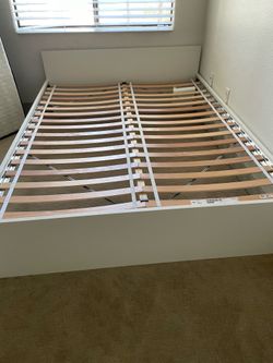 Queen bedframe