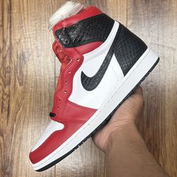 DS Jordan 1 Retro High “Satin Snake Chicago”