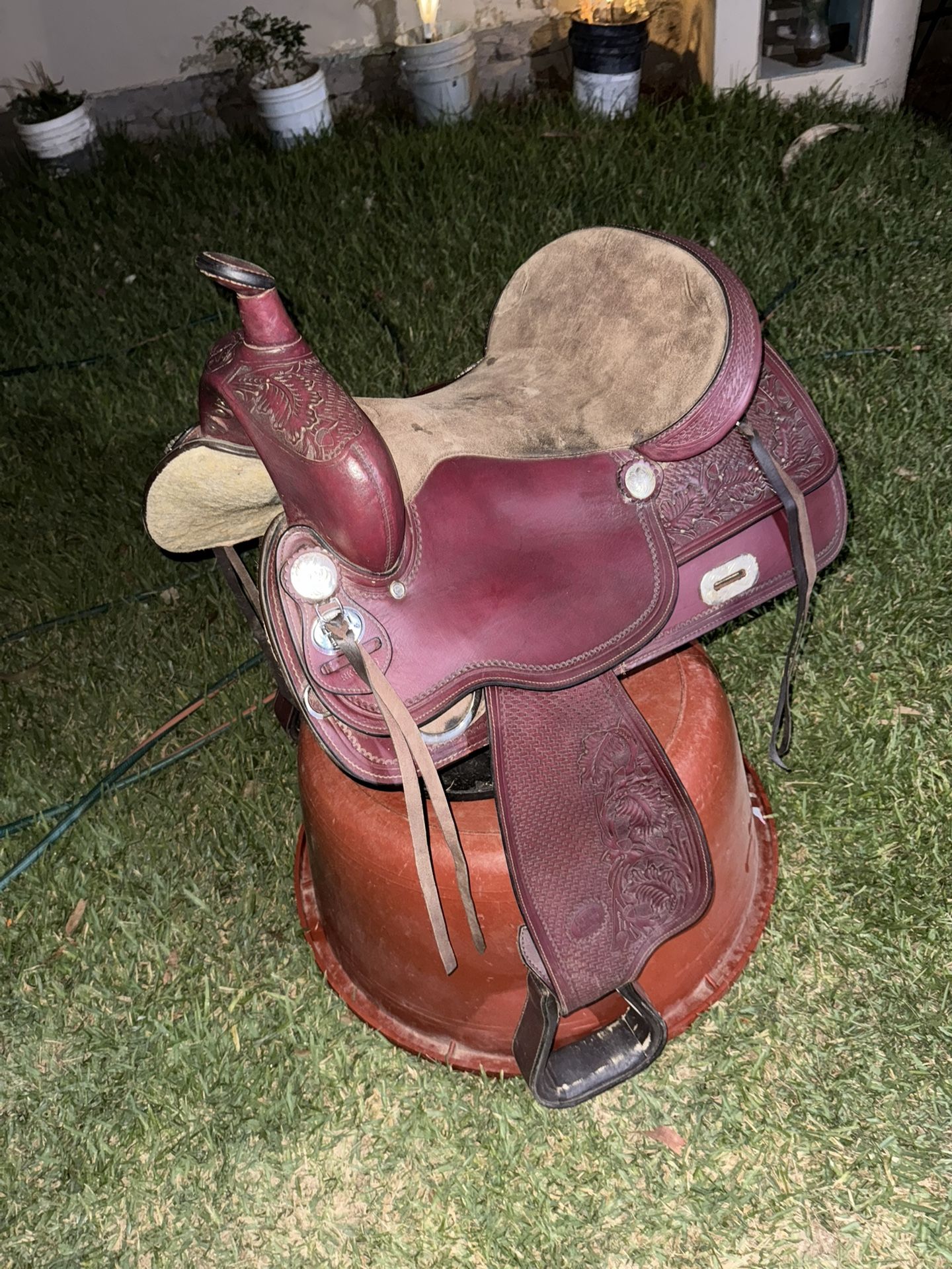 Horse saddle size 16 very nice and comfortable for trails
