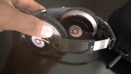 beats audio Headphones (like new) Perfect for a Christmas gift