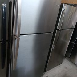 Whirlpool Refrigerator Top And Bottom Stainless Steel, Works Good 👍