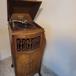 Antique Sonora Phonograph w/albums works great! 