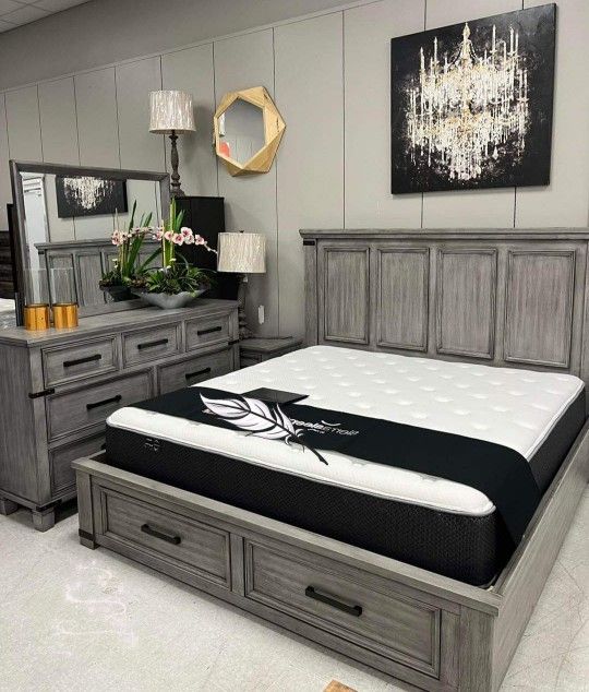 BRAND NEW 👌Russelyn Bedroom Set ( Bed, Dresser With Mirror)