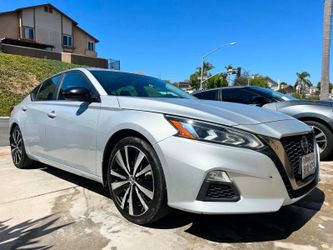 Nissan Altima Silver 4-Door Sedan