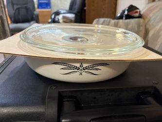 NEW NEVER USED White Anchor Hocking round casserole baking oven-safe dish