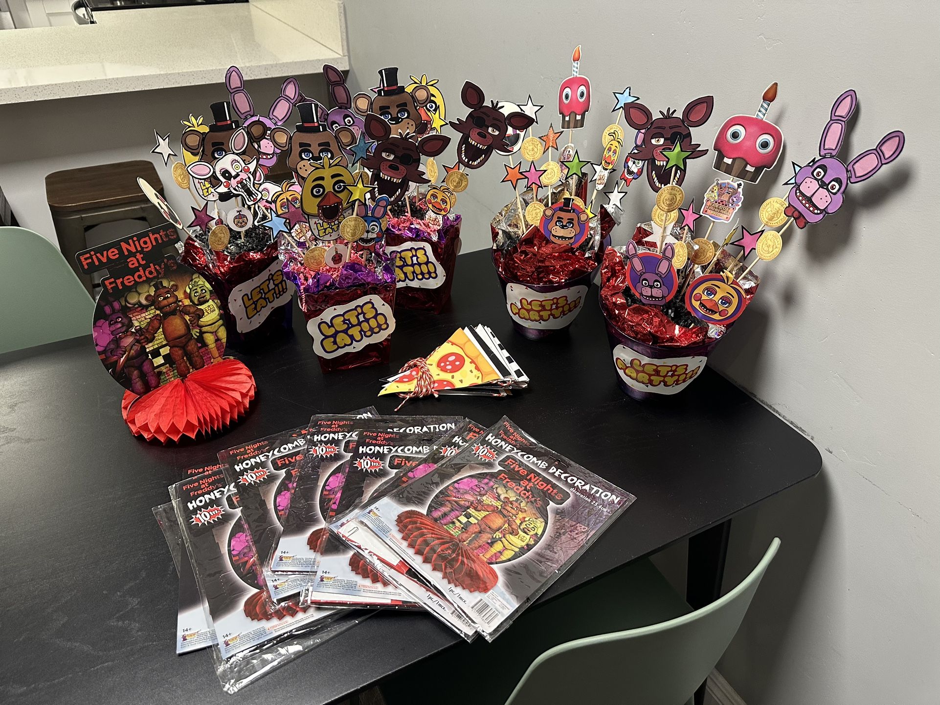 FNAF (Five Nights at Freddy’s) (USED) Party Decorations $40 Dlls
