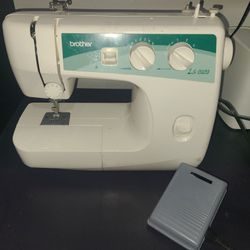 BROTHER SEWING MACHINE W/FOOT PEDAL