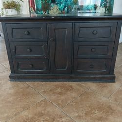 Heavy Dresser, 6 Drawers And A Cubby Hole For Storage, Also Can Be Used For TV Stand 