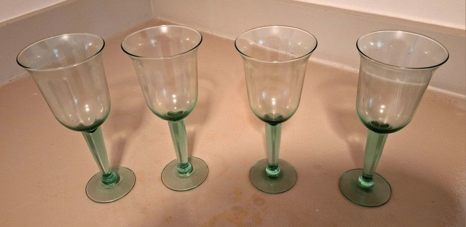 4 Wine Glasses