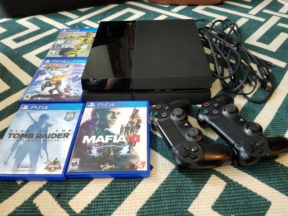 PlayStation 4 Launch Version 500 GB jetBlack with 4 games and 2 controllers