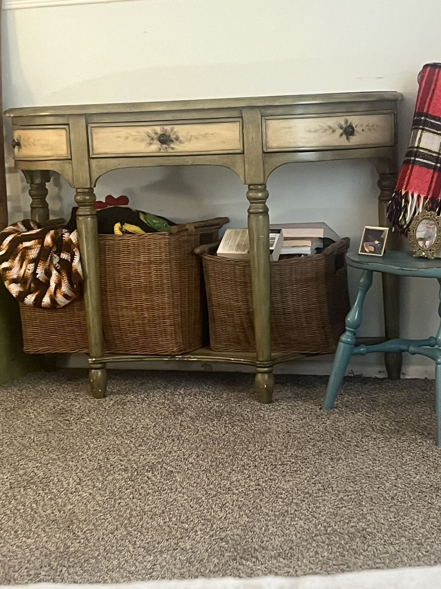 🌿 Vintage Solid Wood Console Table – Hand Finished Beautiful Detail