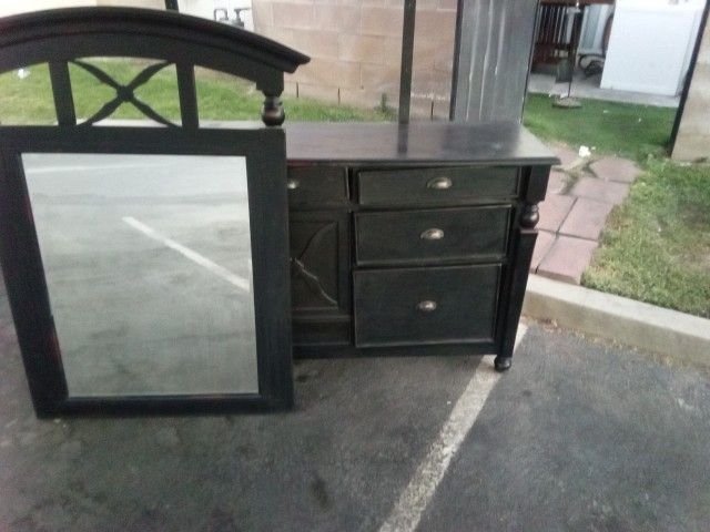 Dresser With Mirror
