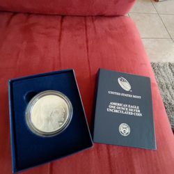  One silver round one troy oz. In a us mint box ..nice