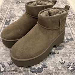 new UGG women size 10 platform brown boots
