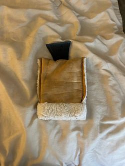 Leather mitten with ice scratcher