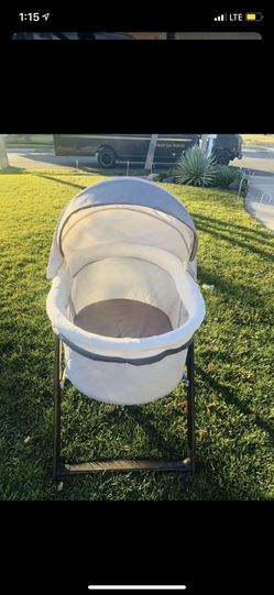 Foldable rocking bassinet