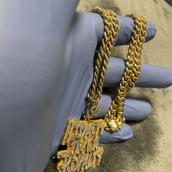 brand new 10k gold 22inch miami cuban 7mm 10k gold 5ct diamond/ baguette  pendant