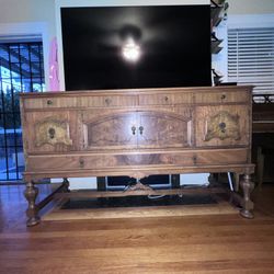 BEAUTIFUL VINTAGE Buffet Table/Console