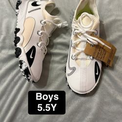 Youth Boys 5.5 Nike Turf Shoes 