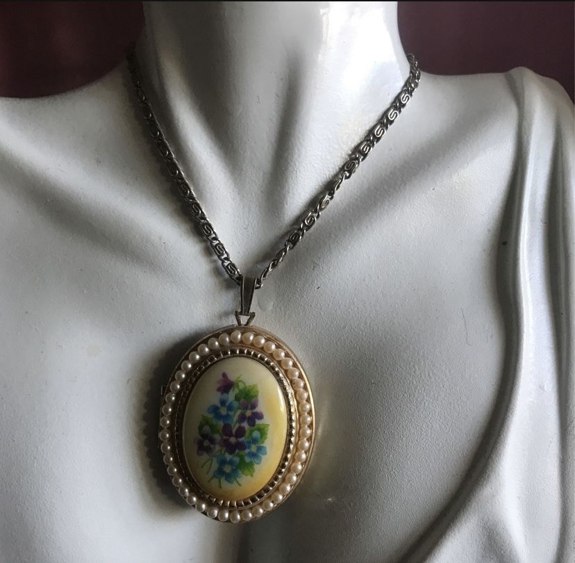 Vintage Avon locket necklace Include Boy’s Vintage Picture