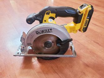 ~DEWALT CORDLESS CIRCULAR SAW WITH 20V LITHIUM BATTERY IN GREAT WORKING CONDITION~