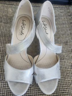 Life Stride Mega Womens Size 8.5 M Silver Leather Slip On Pump Shoes Heels