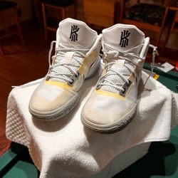 Kyrie Irving Nike VO1 Men’s mid-top Sneaker CT 1972-10 Sz 10