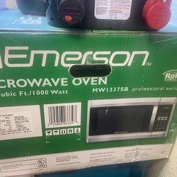 Brand New Emerson Microwave 