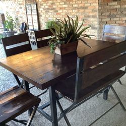 Dining Table In Excellent Condition