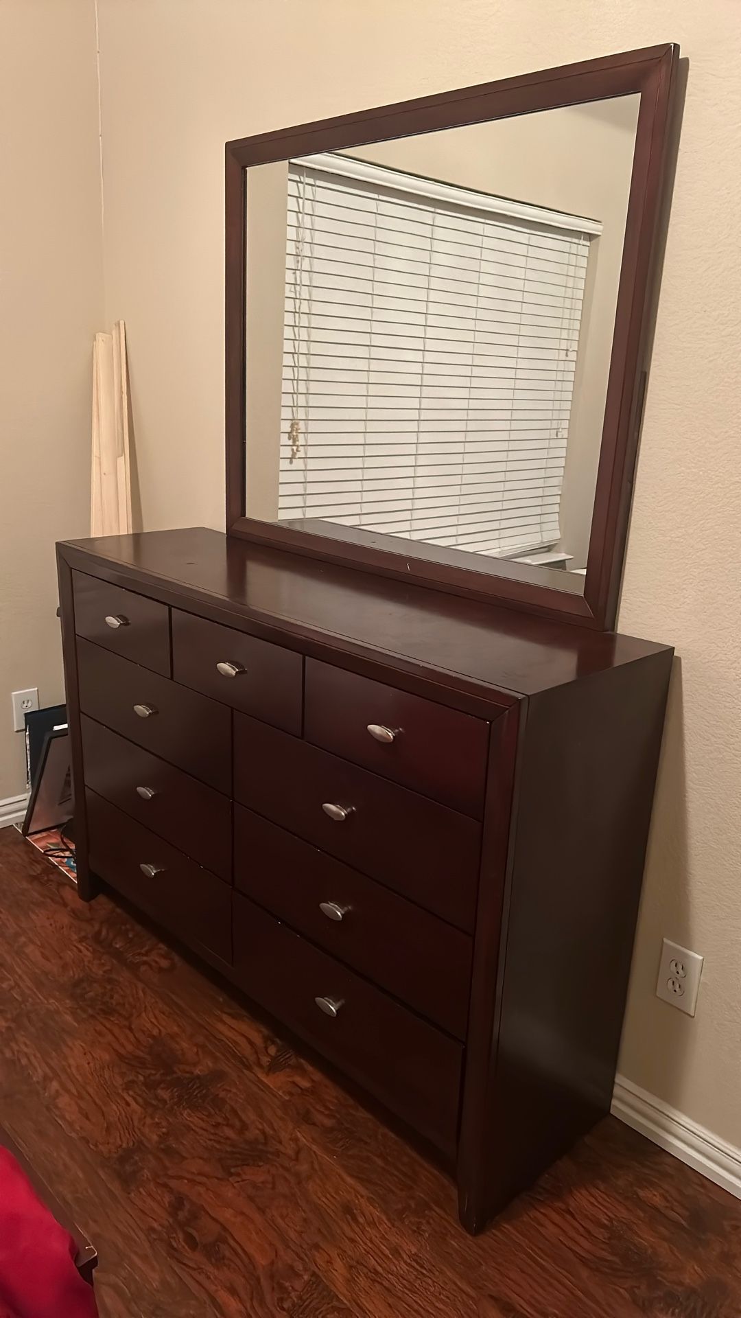 Dresser With Mirror