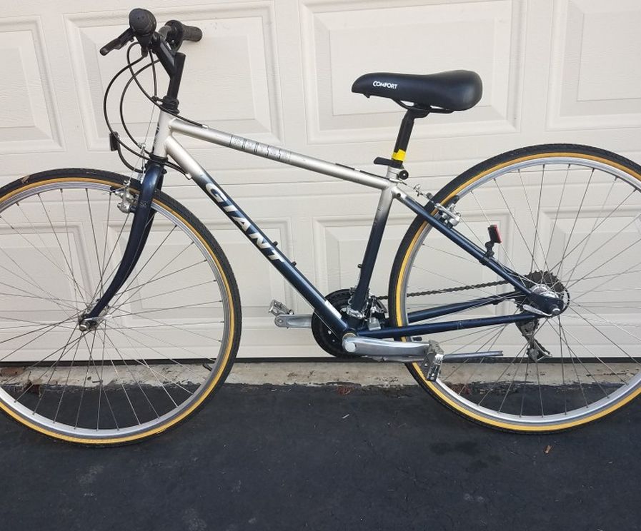 Giant Hybrid Bike-15" Frame-700c Wheels-LIKE NEW!!