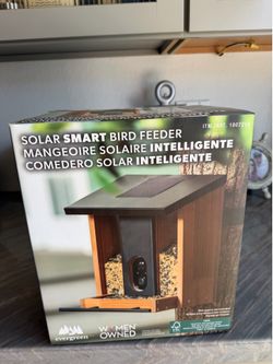 Solar smart bird feeder