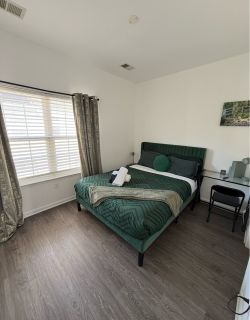 Complete bed set (bed frame and mattress) Queen - $150