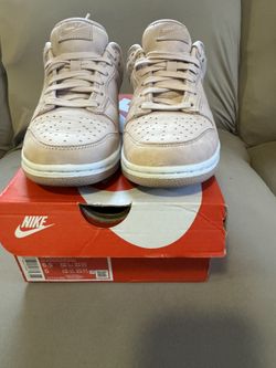 Woman’s Nike Dunk Low Size 6.5