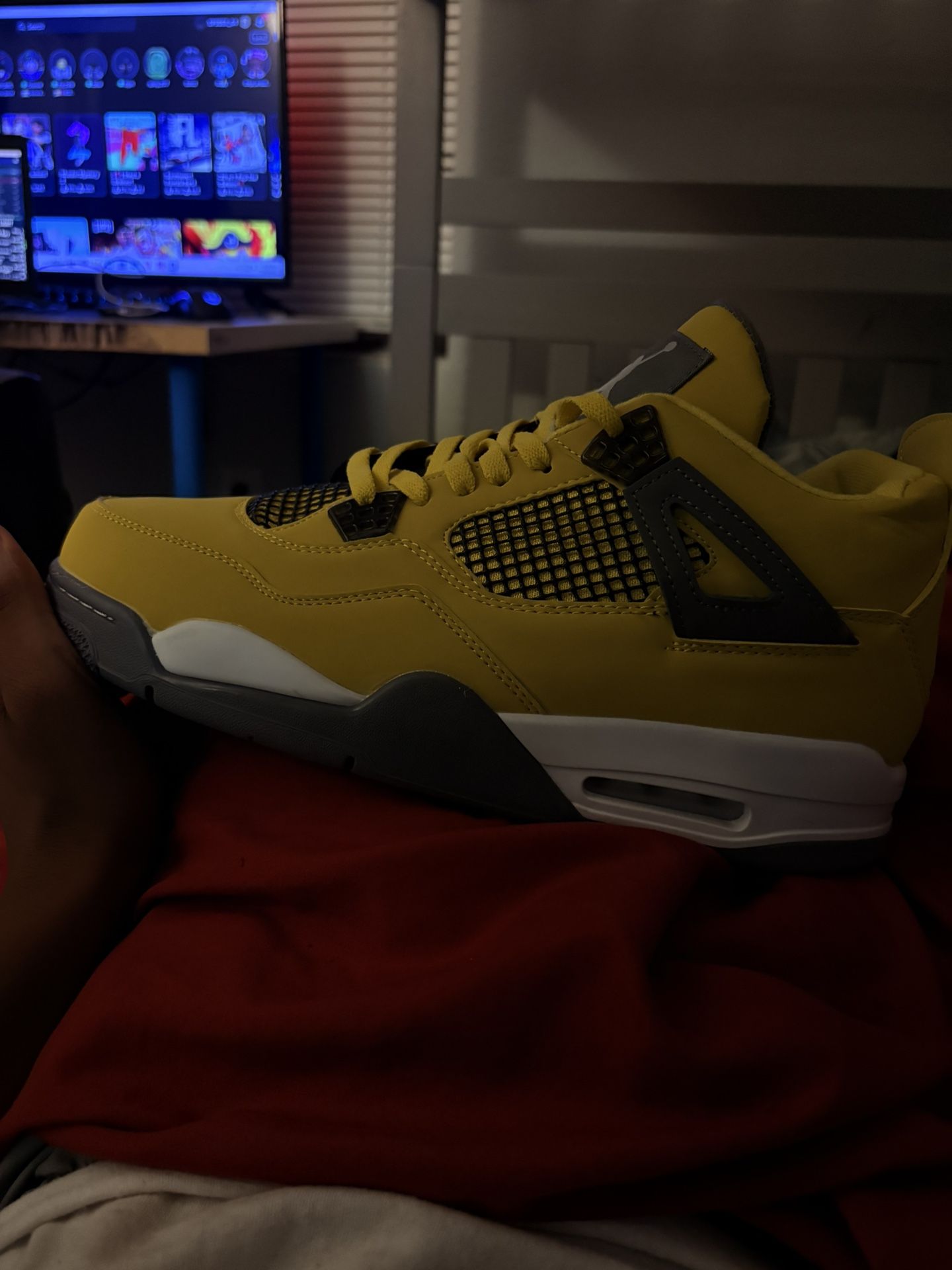 Air Jordan 4 Retro 'Lightning' Size 12 Brand new
