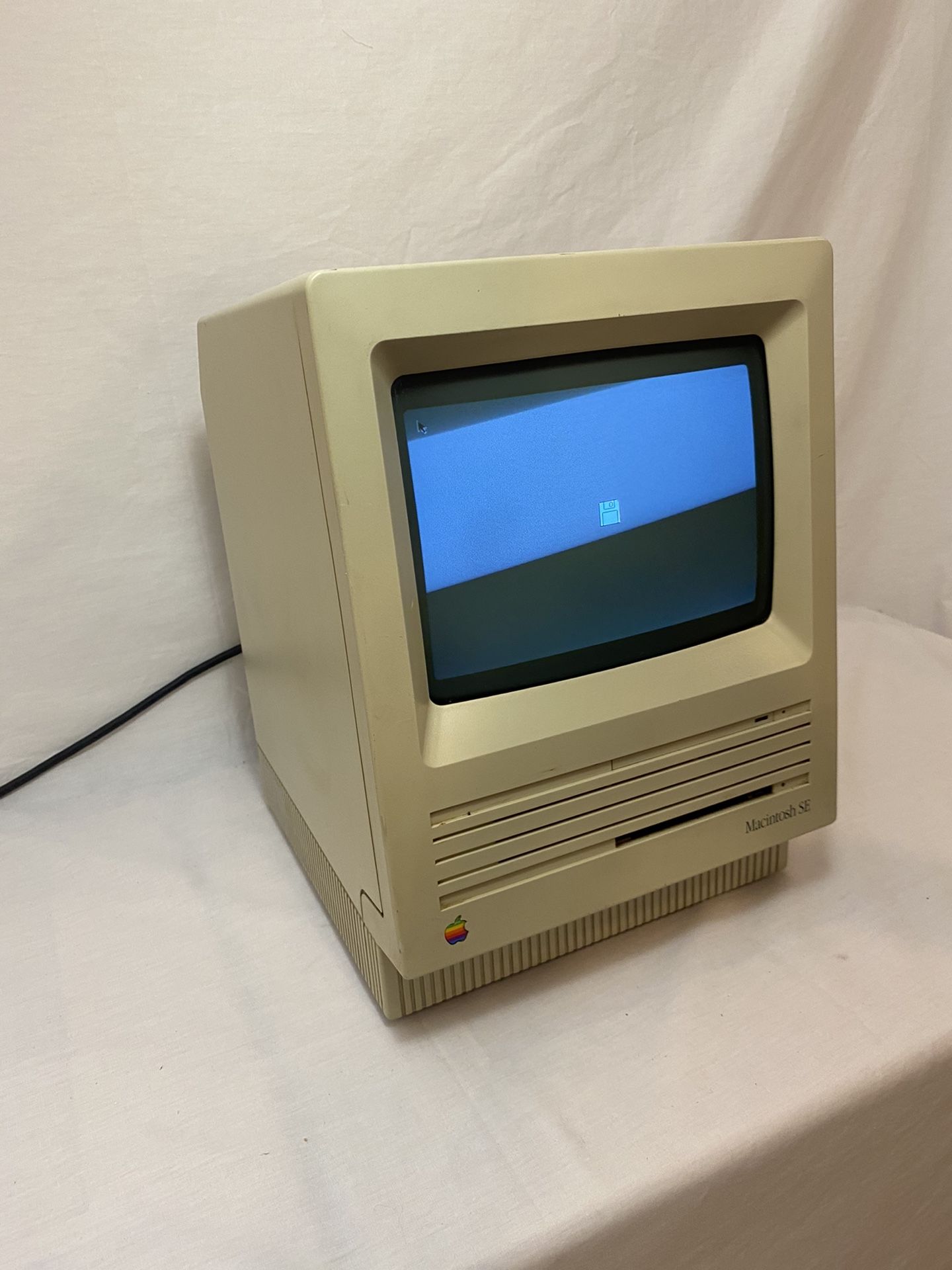 Original Macintosh SE!! Works great!