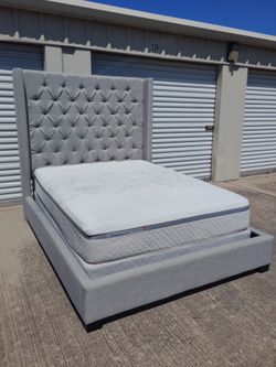 Queen 👑 size bed frame